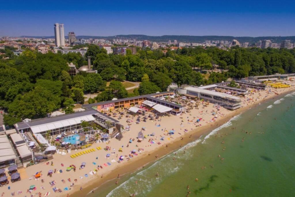 Modern Bright Apartment Close To City Center And Grand Mall Varna Exterior photo